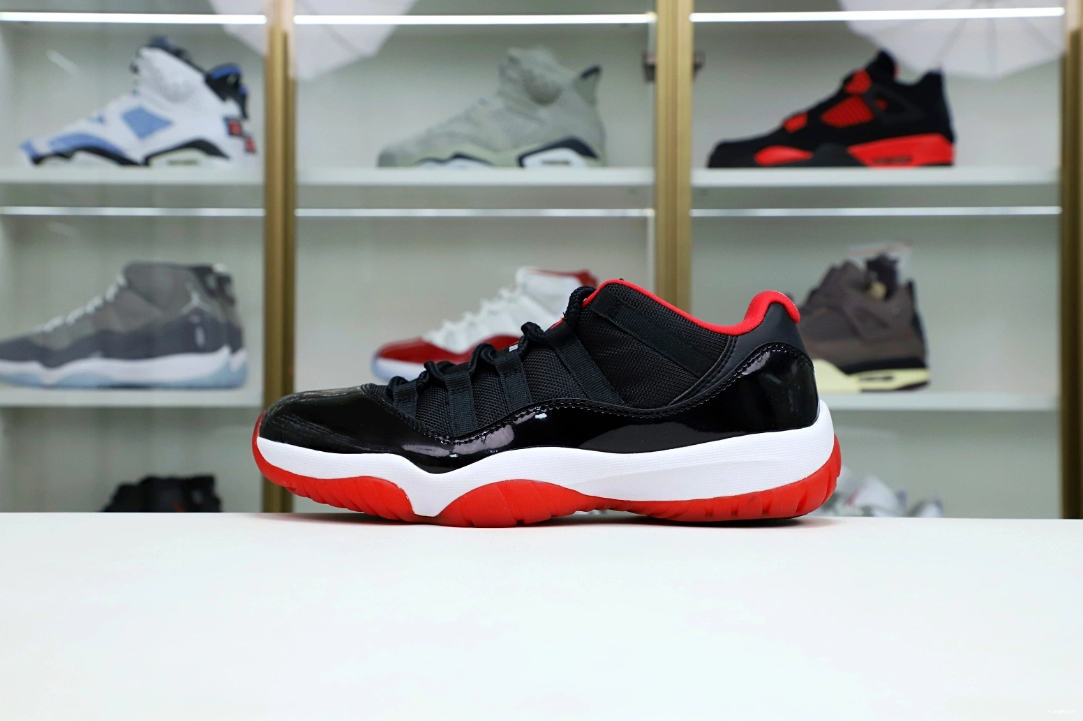 RETRO JORDAN AIR LOW 11 BRED 1225